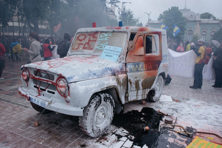 Автомобиль купили перед акцией за $500 приближенные к партии «Голос» активисты, разрисовав его под милицейский «бобик»