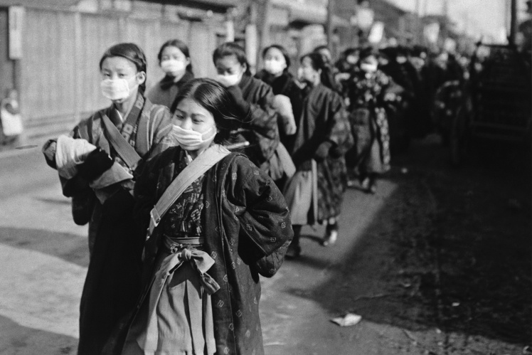 Японские школьницы в защитных масках, февраль 1920 года.