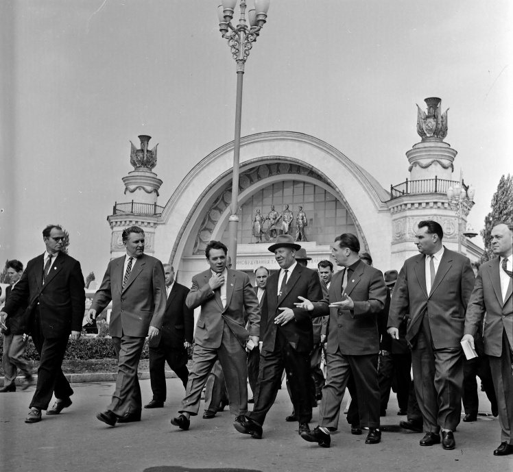 Микола Підгорний (у центрі) і Володимир Щербицький (другий ліворуч) під час відвідання павільйону Луганського раднаргоспу на ВДНГ у Києві, вересень 1961 року.