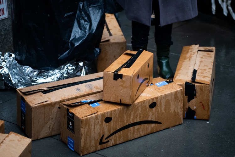 Работники складов принесли символические коробки под дом Безоса в Нью-Йорке в знак протеста.