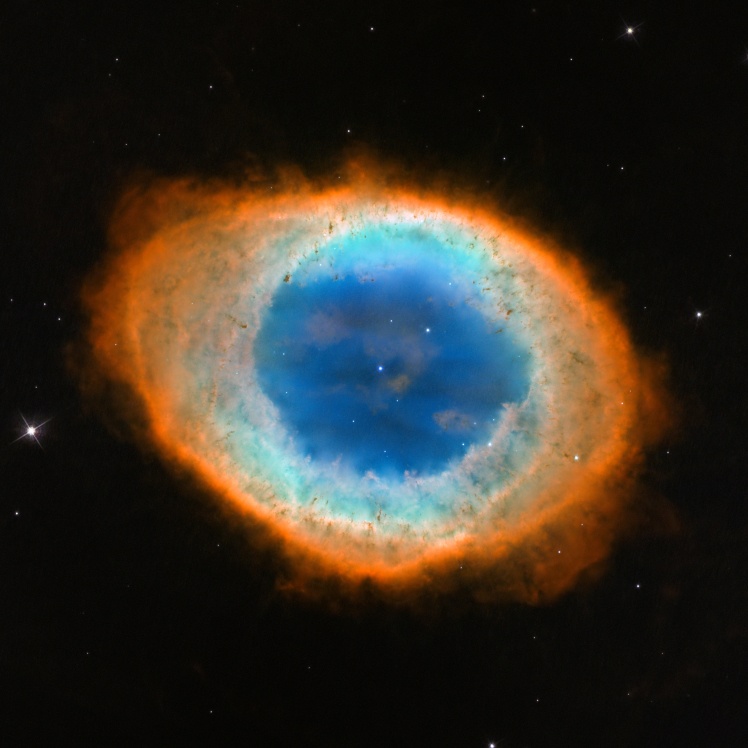 Туманность Кольцо в созвездии Лиры. Она состоит из газовых облаков, которые выбрасывают звезды перед концом своей жизни. Фото 2013 года.