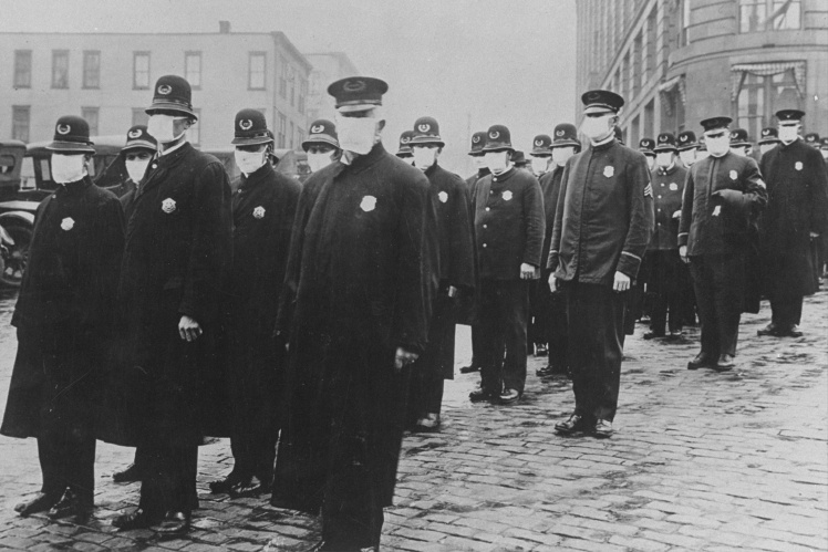 Поліцейські Сіетла в захисних марлевих масках для обличчя під час епідемії грипу, 1918 рік.