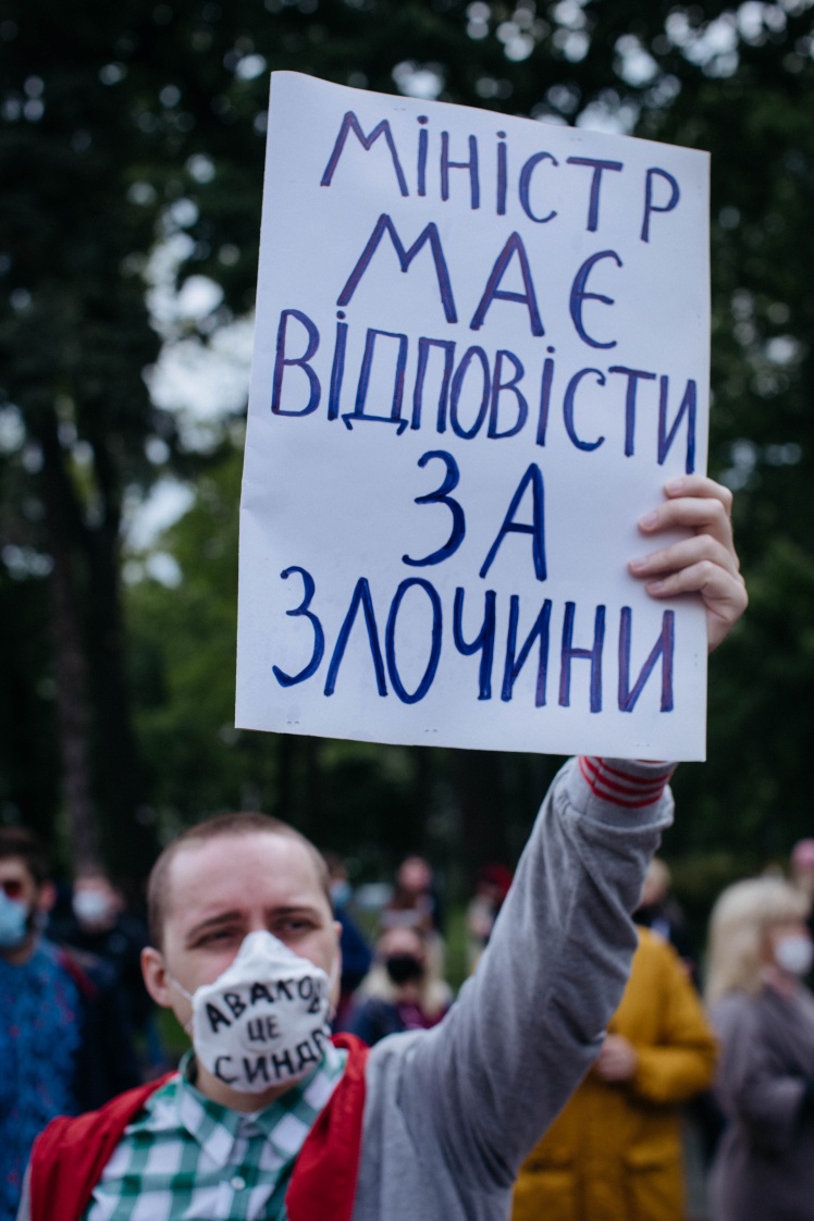 Утром под Верховной Радой собрались митингующие, которые требовали отставки министра Арсена Авакова. Акции протеста также прошли во Львове и Харькове.