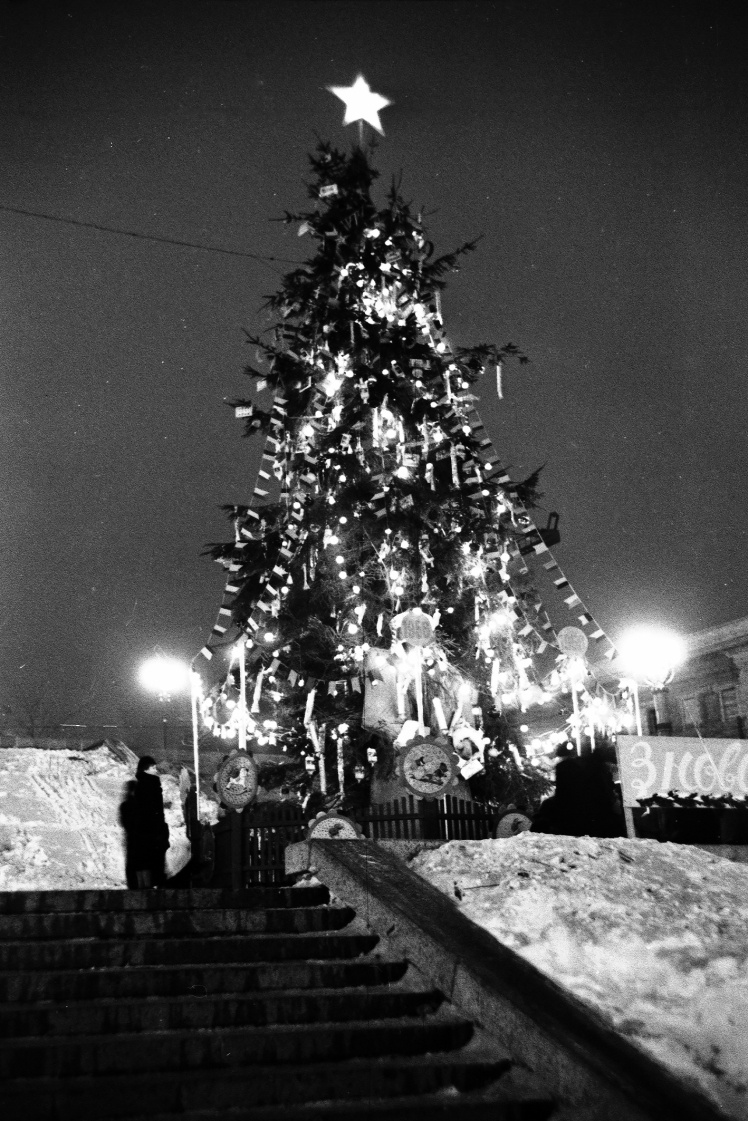 Новогодняя елка на площади Калинина (сейчас Майдан Незалежности) в Киеве, 31 декабря 1955 года.