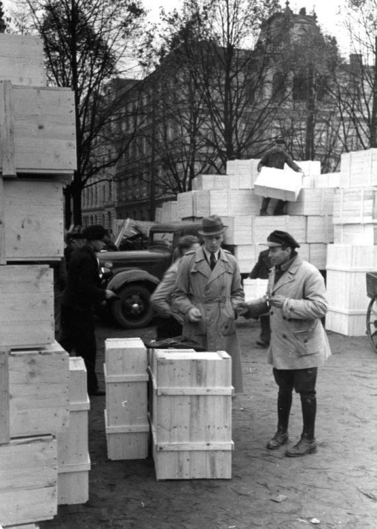Завантаження речей німецьких репатріантів у Ризі, 1939 рік.
