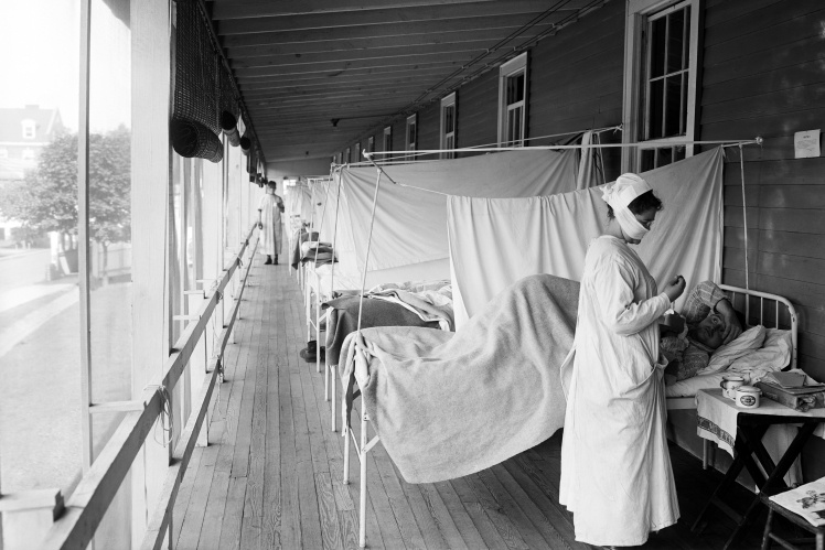 Медсестра проверяет состояние пациентов в больнице имени Уолтера Рида во время пандемии гриппа, Вашингтон, округ Колумбия, 1918 год.