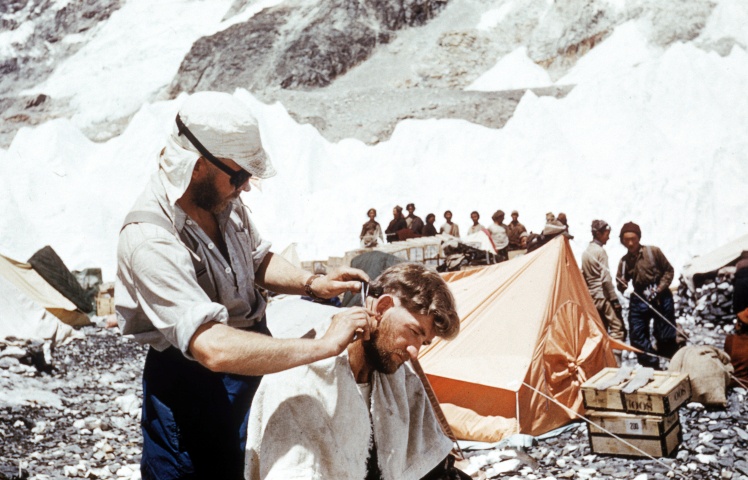 Чарльз Эванс стрижет Джорджа Лоу в базовом лагере, Непал, март 1953 года.