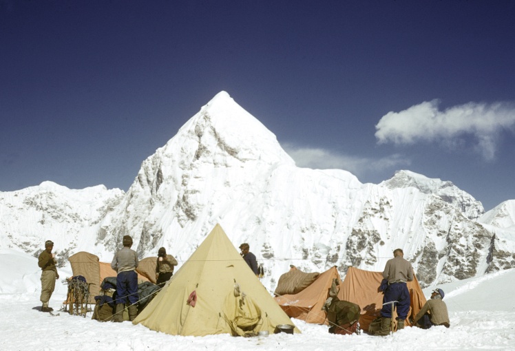 Члены экспедиции Джона Ханта на фоне вершины Пумори, март 1953 г.