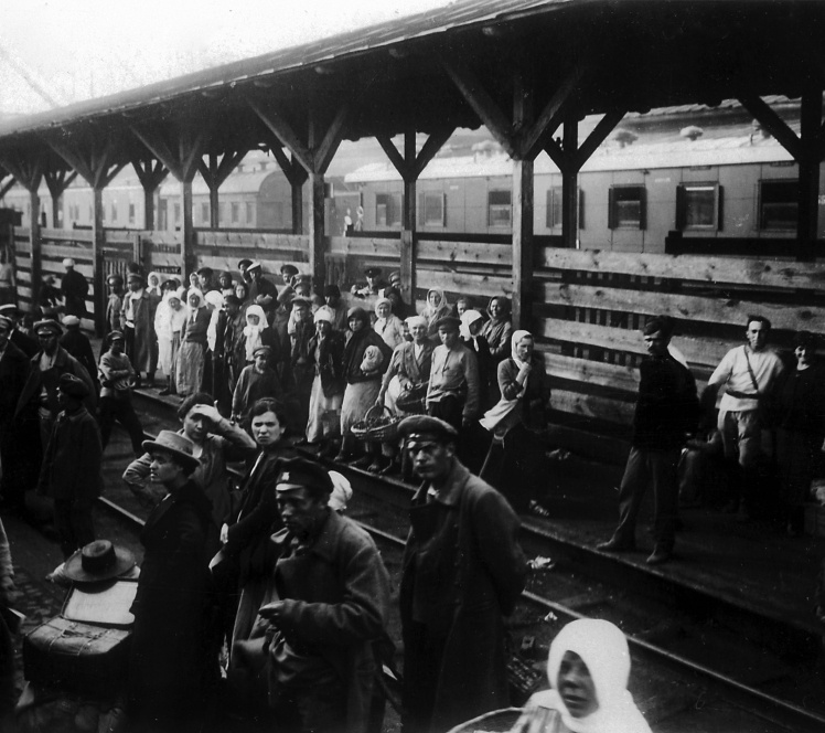 Перрон Киевского железнодорожного вокзала, 1919 год.