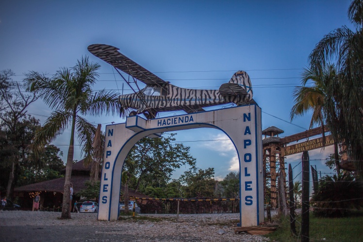Арка на въезде в нынешний национальный парк Hacienda Napoles сохранилась со времен Эскобара, 24 сентября 2018 года.