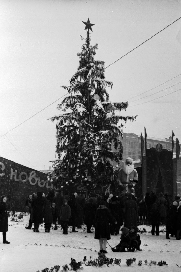 Новогодняя елка на площади Калинина (сейчас Майдан Незалежности) в Киеве, 1946 год.