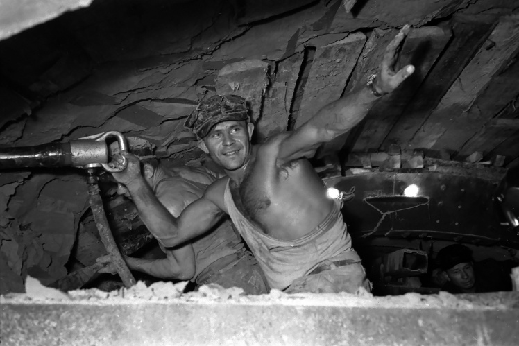 Прохідник за роботою в тунелі Київського метрополітену, вересень 1959 року.