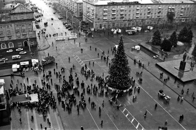 Новогодняя елка на Театральной площади в Луганске, декабрь 1995 года.