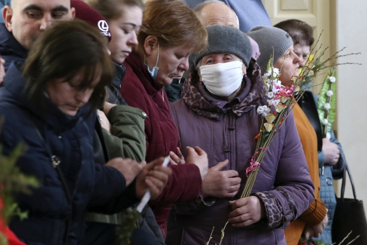 Влада Білорусі не забороняє людям відвідувати церкви, однак голова місцевої православної церкви закликає вірян залишитися на Великдень вдома.