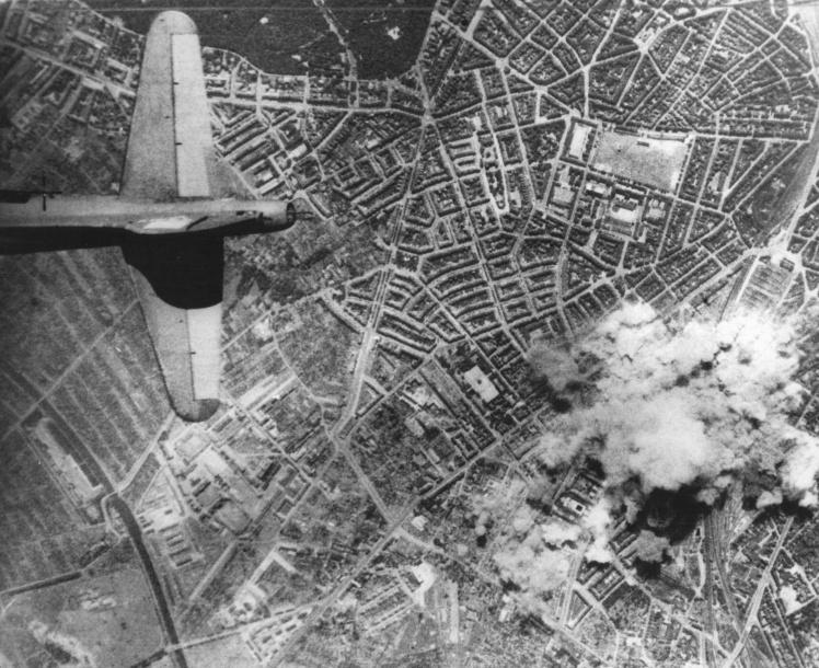 Авиация союзников бомбит немецкий город Гамбург — крупный промышленный центр, порт и транспортный узел, где находились нефтеперерабатывающие предприятия, бункера подводных лодок, верфи, 2 августа 1943 года.