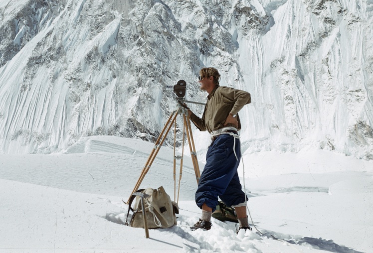 Том Стобарт з камерою під час експедиції Джона Ханта на Еверест, Непал, 30 травня 1953 року.