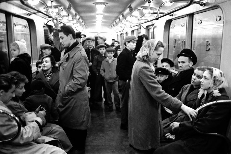 Пасажири першого поїзда в день відкриття Київського метрополітену 6 листопада 1960 року.
