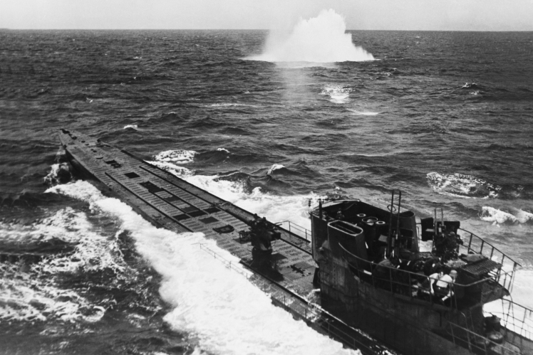 Американські бомбардувальники атакують німецький підводний човен. Через кілька хвилин після того, як була зроблена ця фотографія, човен затонув, 17 серпня 1944 року.