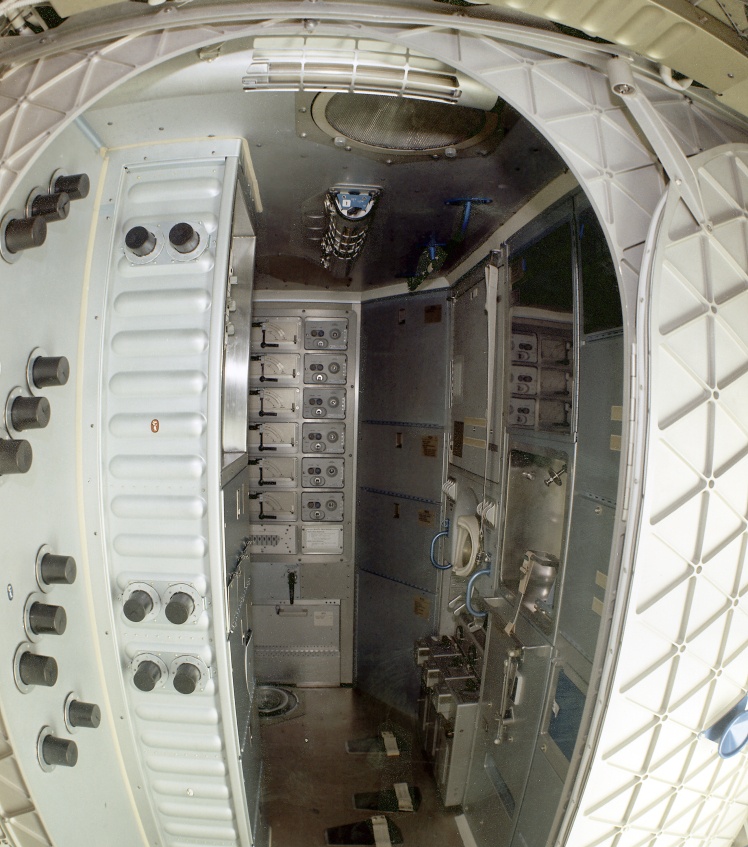Перший космічний туалет на станції Skylab, яку запустили на орбіту Землі в травні 1973 року.