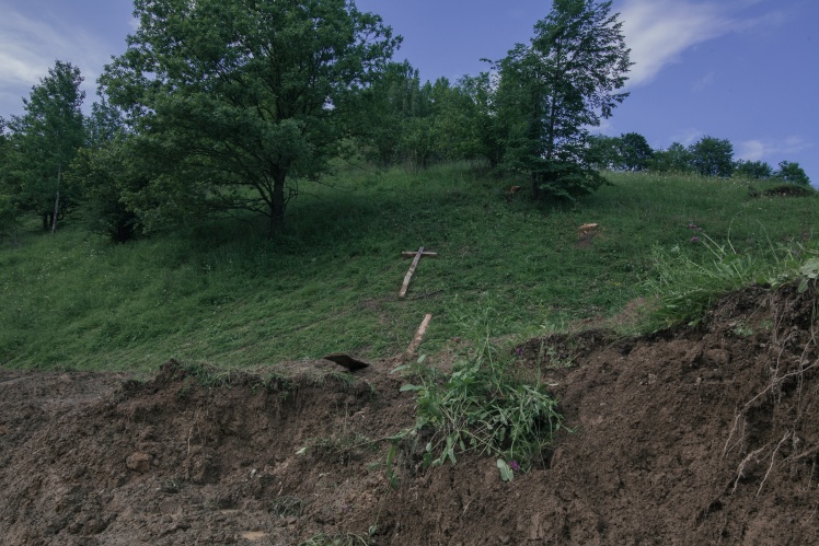Потоп свалил два из пяти крестов, которые стояли в селе Черный Поток вдоль дороги.