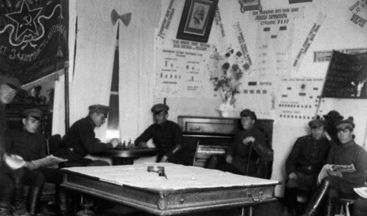 Киевские милиционеры в красном уголке, 1925 год.