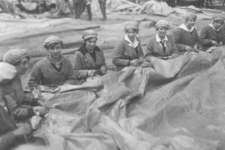 Работники фабрики сшивают ткань для будущих цеппелинов.