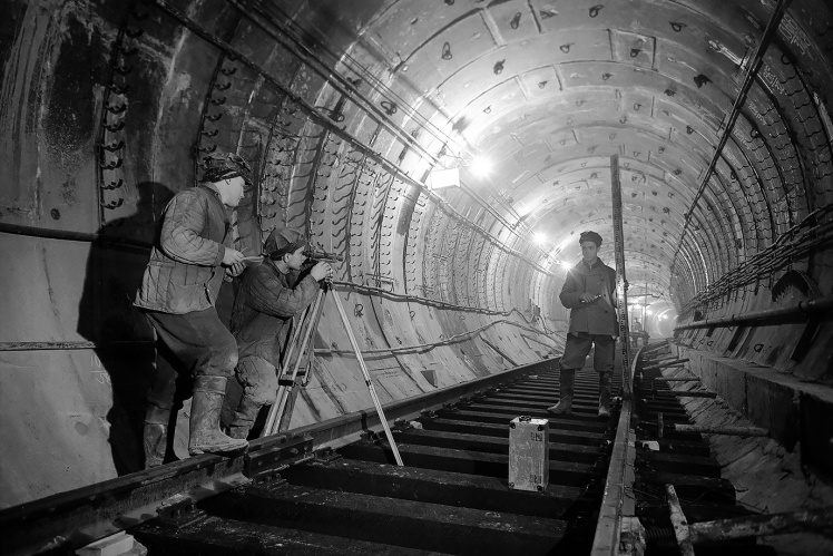 Будівельники Київського метрополітену вивіряють колії в тунелі між станціями «Університет» та «Хрещатик», 31 жовтня 1959 року.