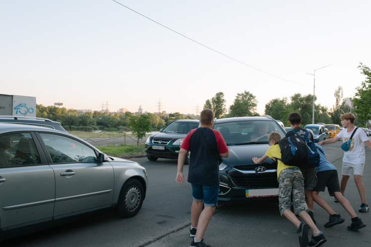 Андрій, Богдан, Назар, Ігор і Денис зупиняють водія-порушника на Приозерній.