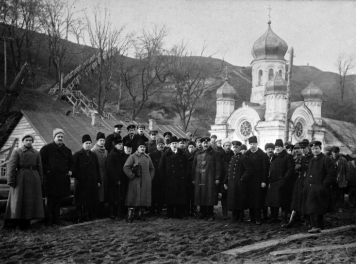 Евгений Патон (четвертый справа в первом ряду) с группой строителей на берегу Днепра, 1920 год.