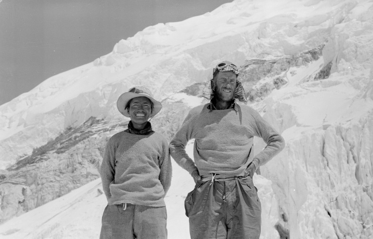 Едмунд Гілларі та Тенцинг Норгей у таборі IV наступного дня після сходження, Непал, 30 травня 1953 року.