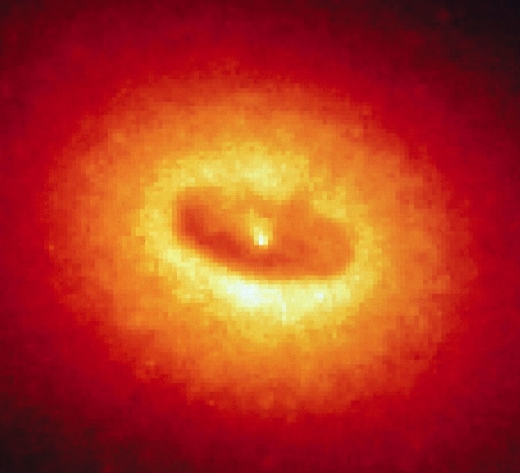 Перше зображення, яке підтверджує теорію про надмасивні чорні діри в центрах галактик. Фото 1992 року.