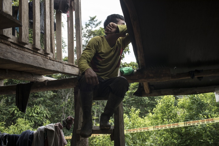 Фермер наблюдает, как колумбийская полиция уничтожает поля коки во время операции, май 2020 года.