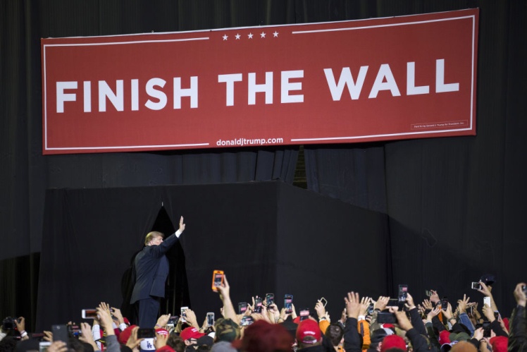 В понедельник, 11 февраля, президент Дональд Трамп выступил на ралли в Эль-Пасо, штат Техас. Надпись на баннере: «Закончи строить стену».