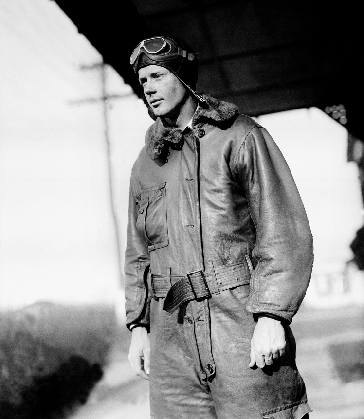Американский летчик Чарльз А. Линдберг в летном костюме.