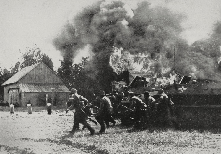 Німецький штурмовий загін готується до придушення снайперських точок в одному з укріпрайонів радянських військ, 27 липня 1941 року.