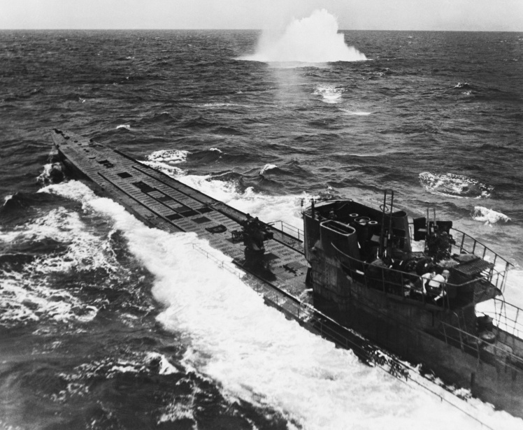 Американские бомбардировщики атакуют немецкую подводную лодку. Через несколько минут после того, как была сделана эта фотография, подлодку потопили, 17 августа 1944 года.