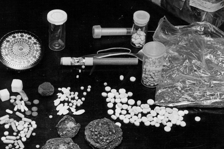 ЛСД и другие наркотики в лаборатории, 1969 год.