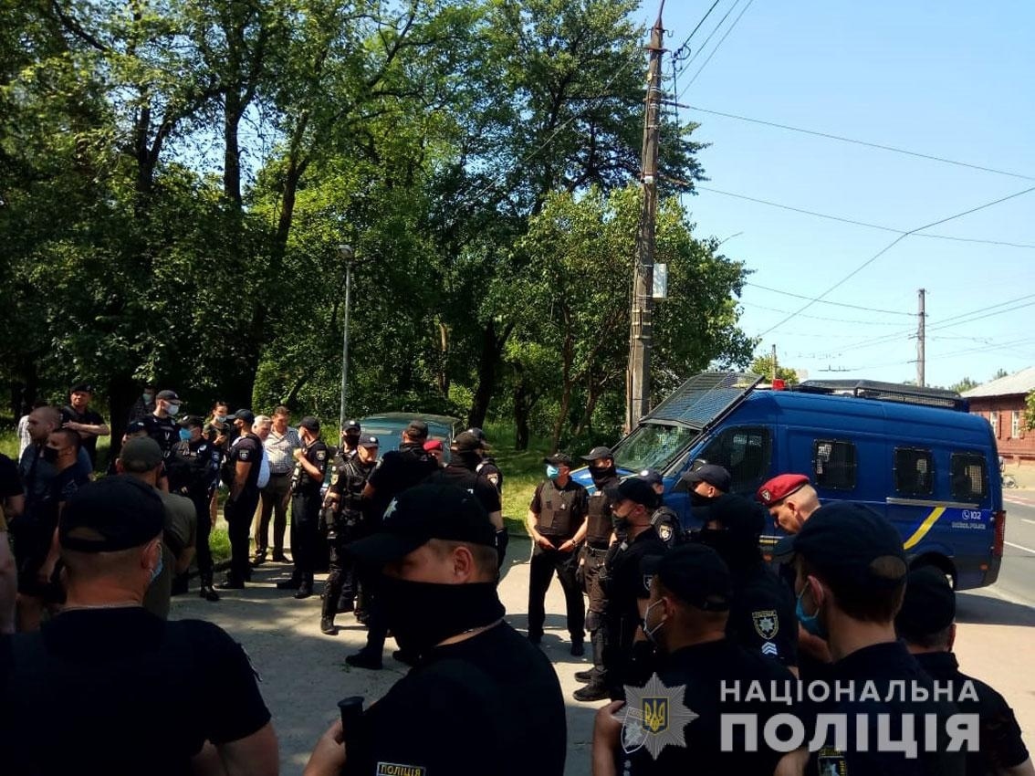 В Чернигове забросали яйцами авто Рабиновича - задержали представителей  Нацкорпуса - новости Украины