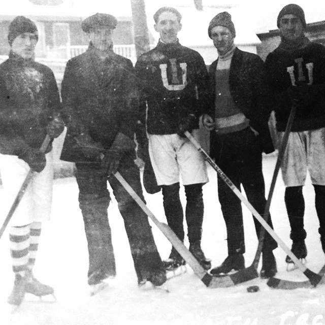 Хокейна команда інституту Петра Могили у Квебеку 1921 року. Українське коріння мають хокеїсти Вейн Ґрецький, Дейв Андрейчук, Дейл Гаверчук, Майк Босси, Джон Буцик, Терк Брода та багато інших.