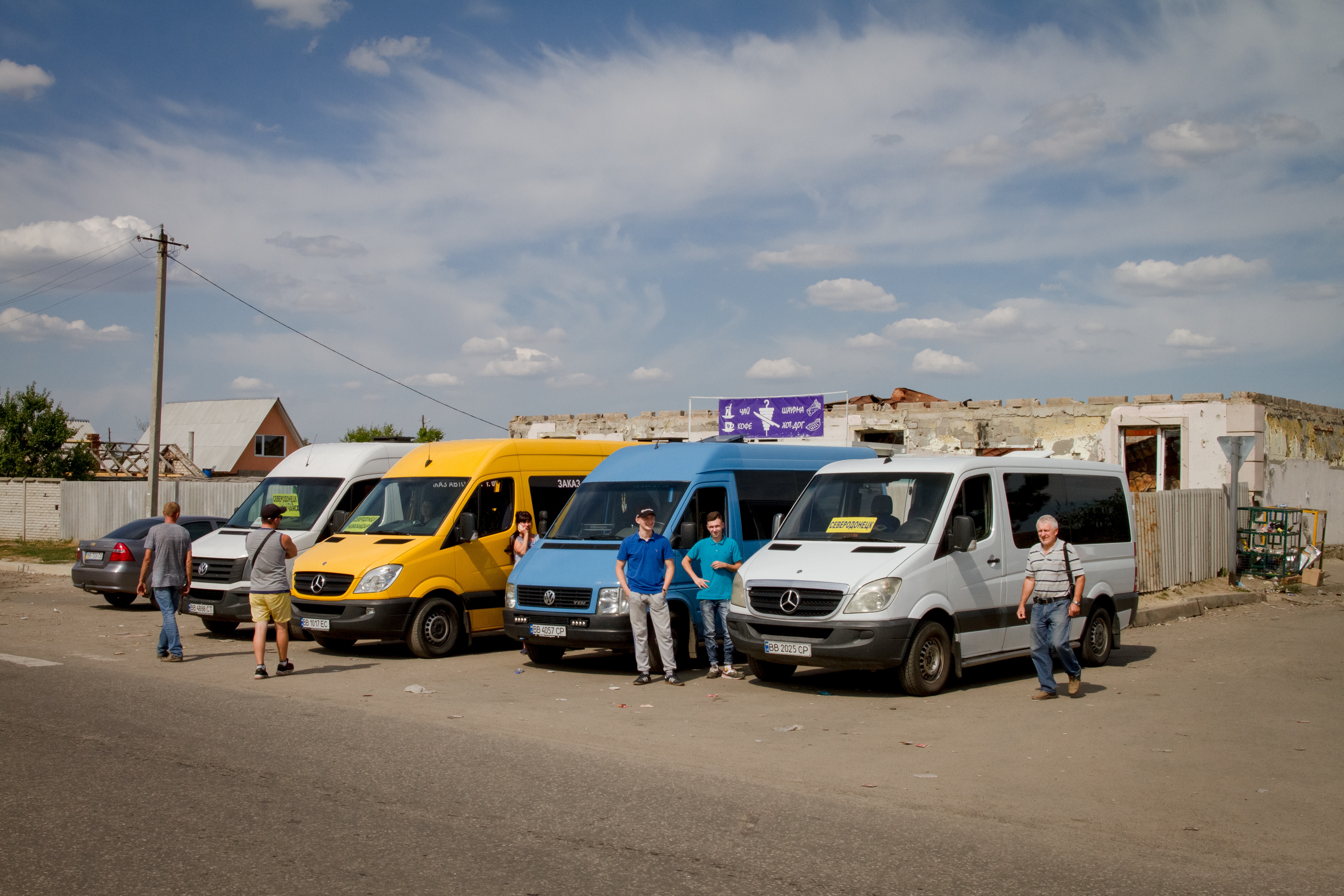 Пусть съ*бывают оттуда, мы за 30 минут их будку снесем». Мы побывали в  прифронтовой Станице Луганской, где третий месяц разводят войска, — но  никак не разведут