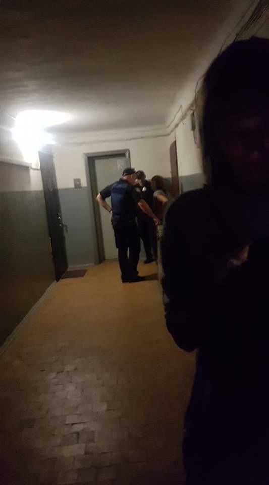 Шевцова у себе в під'їзді, вечір 28 серпня.