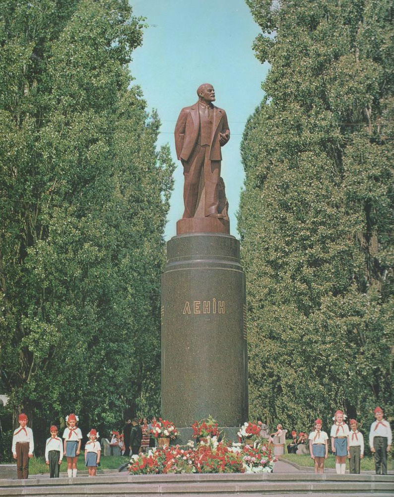 Памятник путину в киеве фото