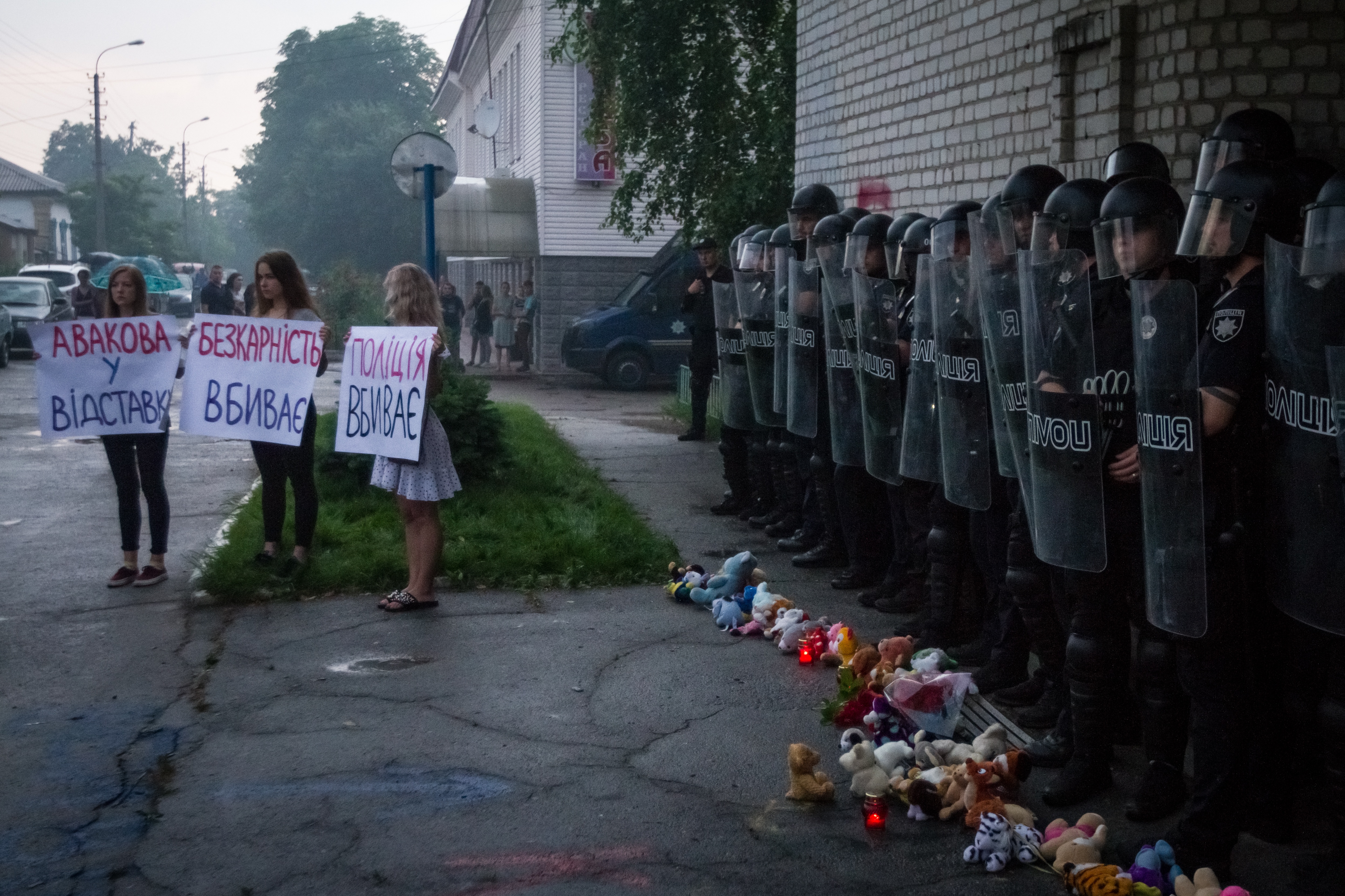 Разъяренные люди, цветы и игрушки: 7 фото с митинга в  Переяслав-Хмельницком, где полицейские застрелили ребенка