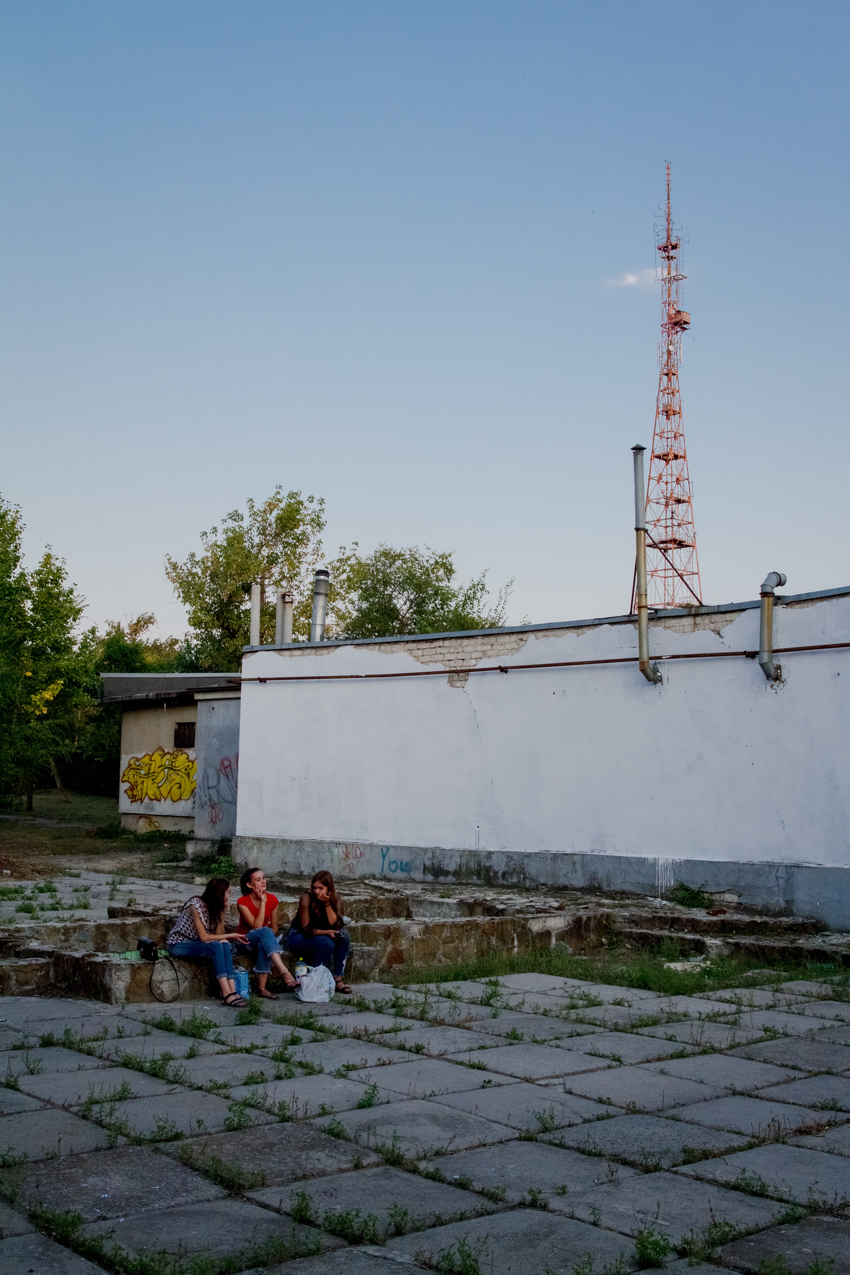 Луганчане сделали из бывшего бандитского кафе в Северодонецке место для  выставок, кинопоказов и рейвов. Как у них это получилось — репортаж  theБабеля