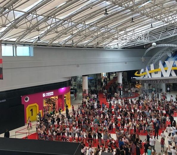 Очередь на открытии H&amp;M