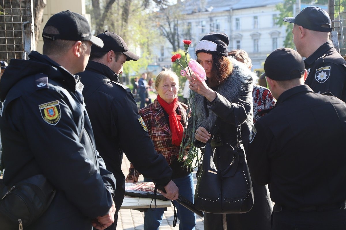 В Одессе к пятой годовщине трагедии на Куликовом поле к Дому профсоюзов  пришли люди с цветами