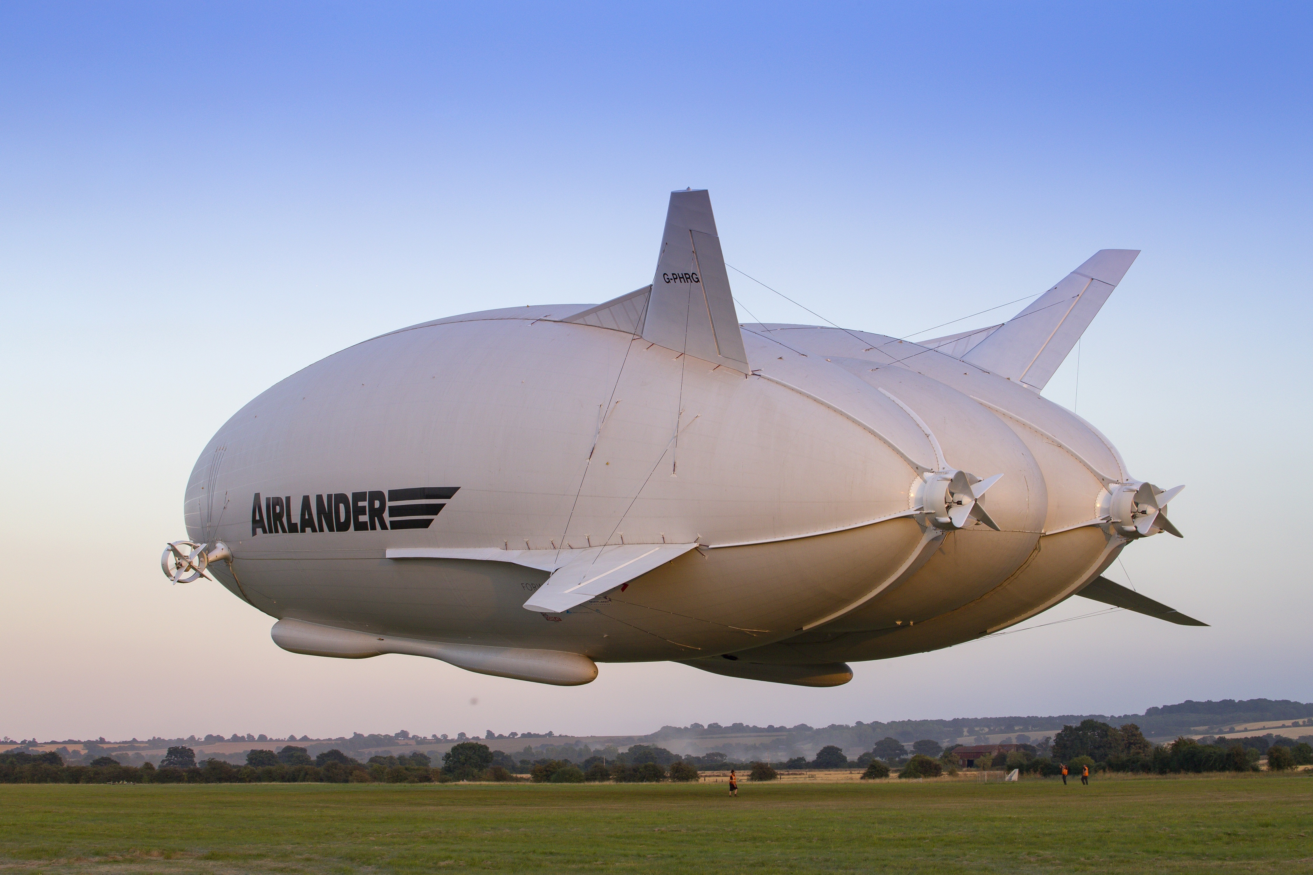 Картинка летательных аппаратов. Дирижабль Airlander 10. Hybrid Air vehicles Airlander 10. Самые большие дирижабли в мире. Airlander 10 крушение.