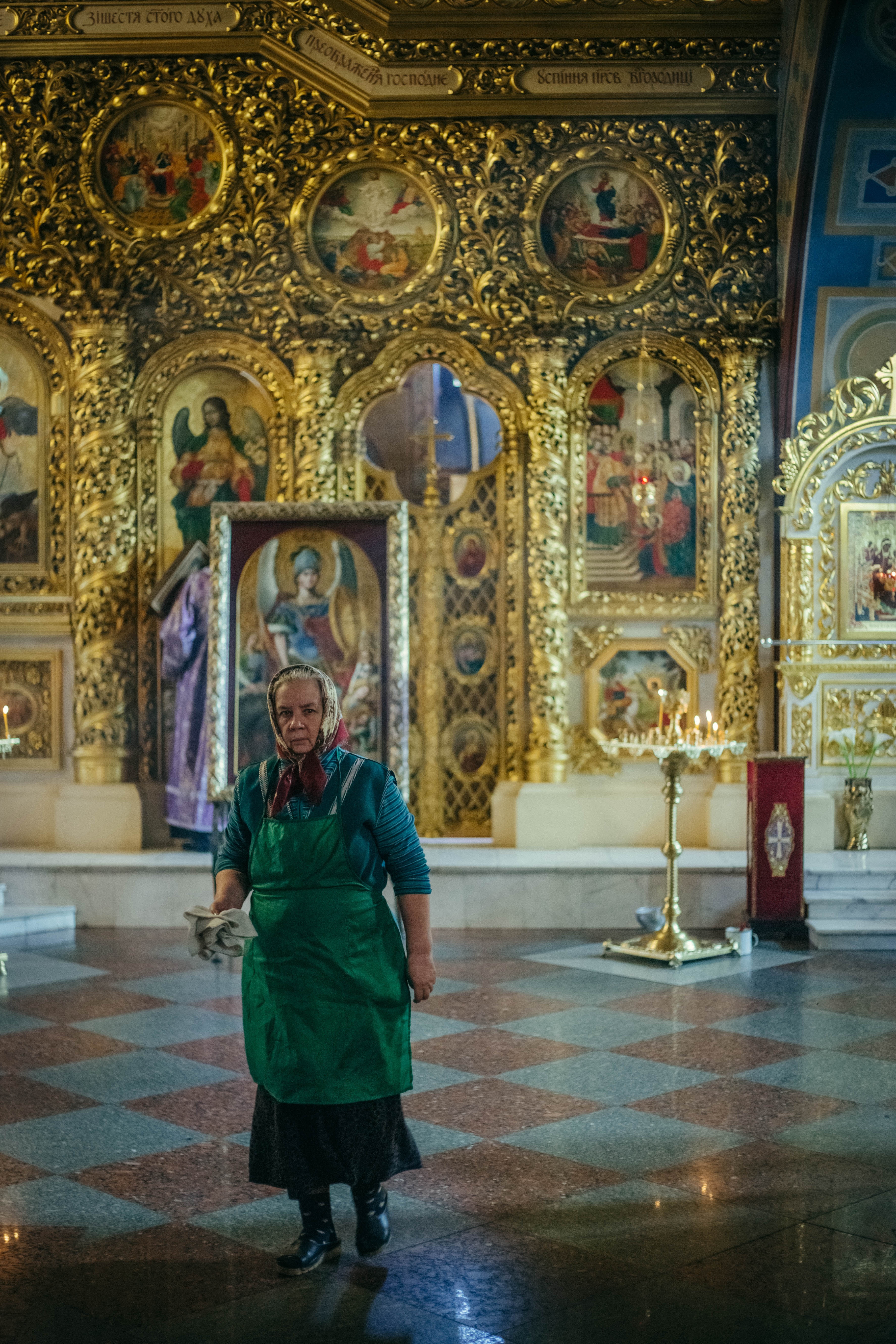 В украинских церквях прихожане целуют кресты и причащаются из одной ложки  во время карантина из-за коронавируса