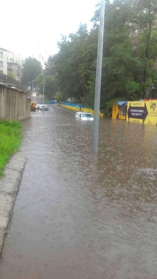 В районі Шулявки вулиці перетворилися на озера