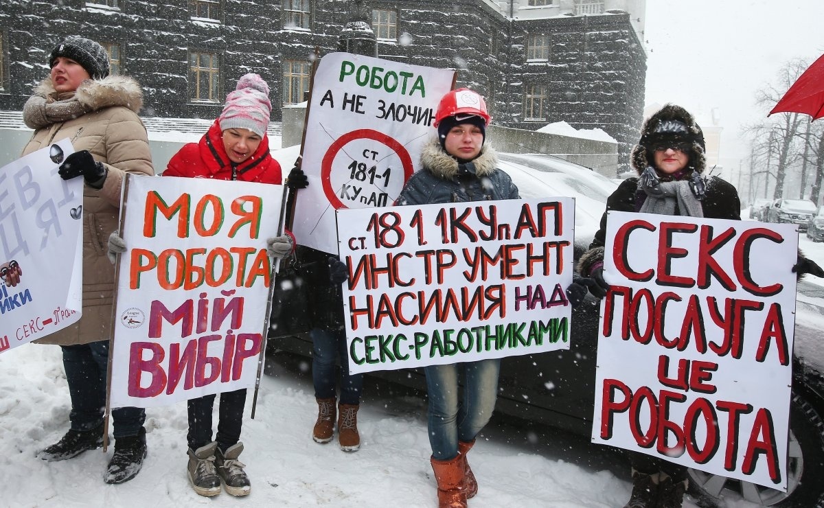 Акция секс-работников прошла в Киеве на Михайловской площади — фото